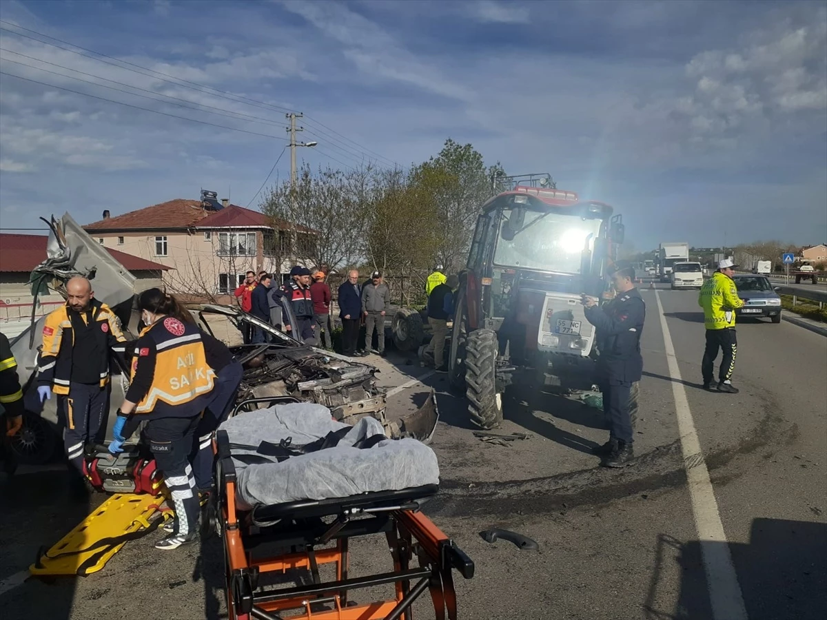 Samsun\'da otomobil traktörün römorkuna çarptı: 1 ölü, 1 ağır yaralı