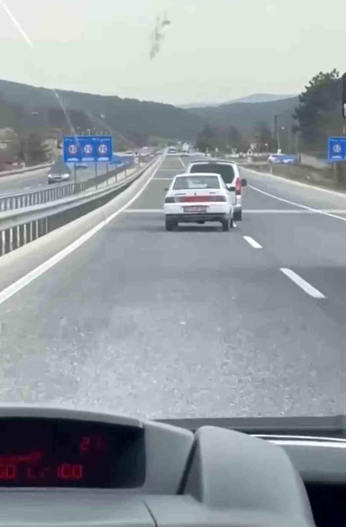 Bursa\'da arıza yapan otomobil tehlikeli şekilde çekildi