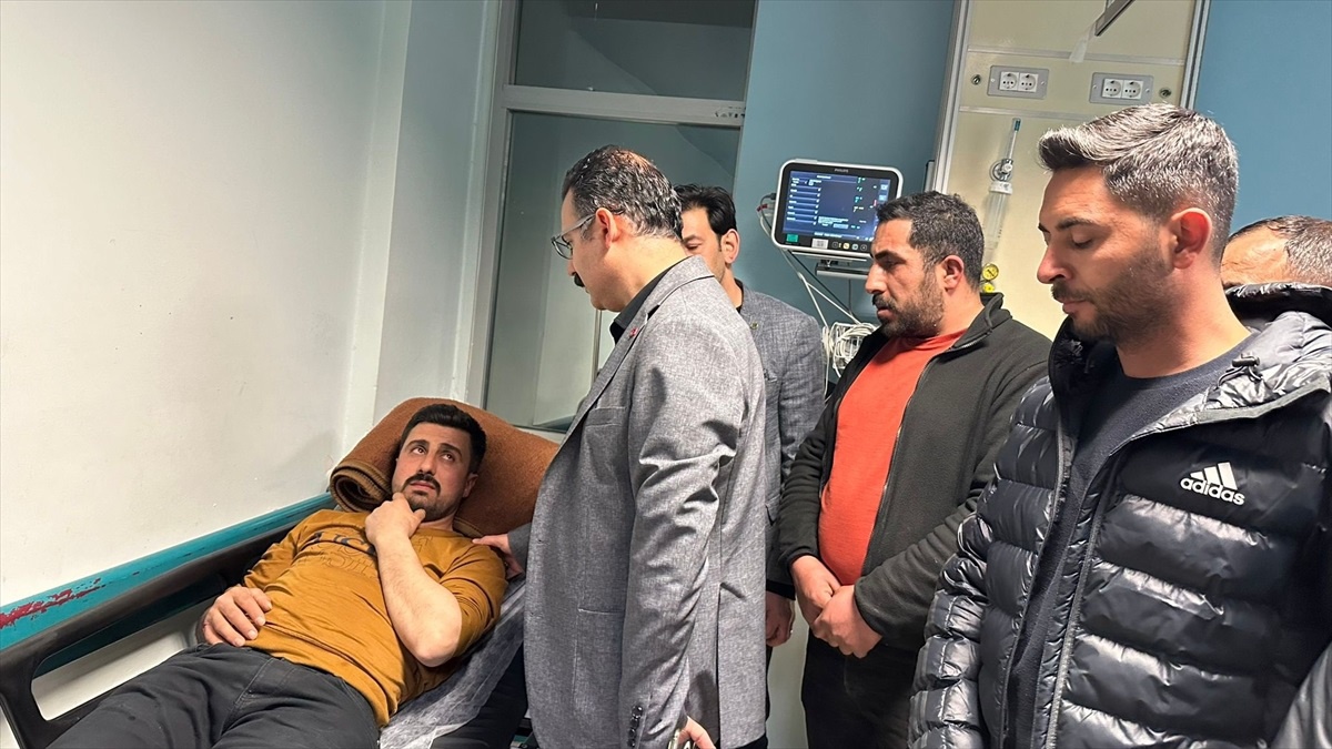 Şemdinli Kaymakamı Yaralanan Genci Hastanede Ziyaret Etti