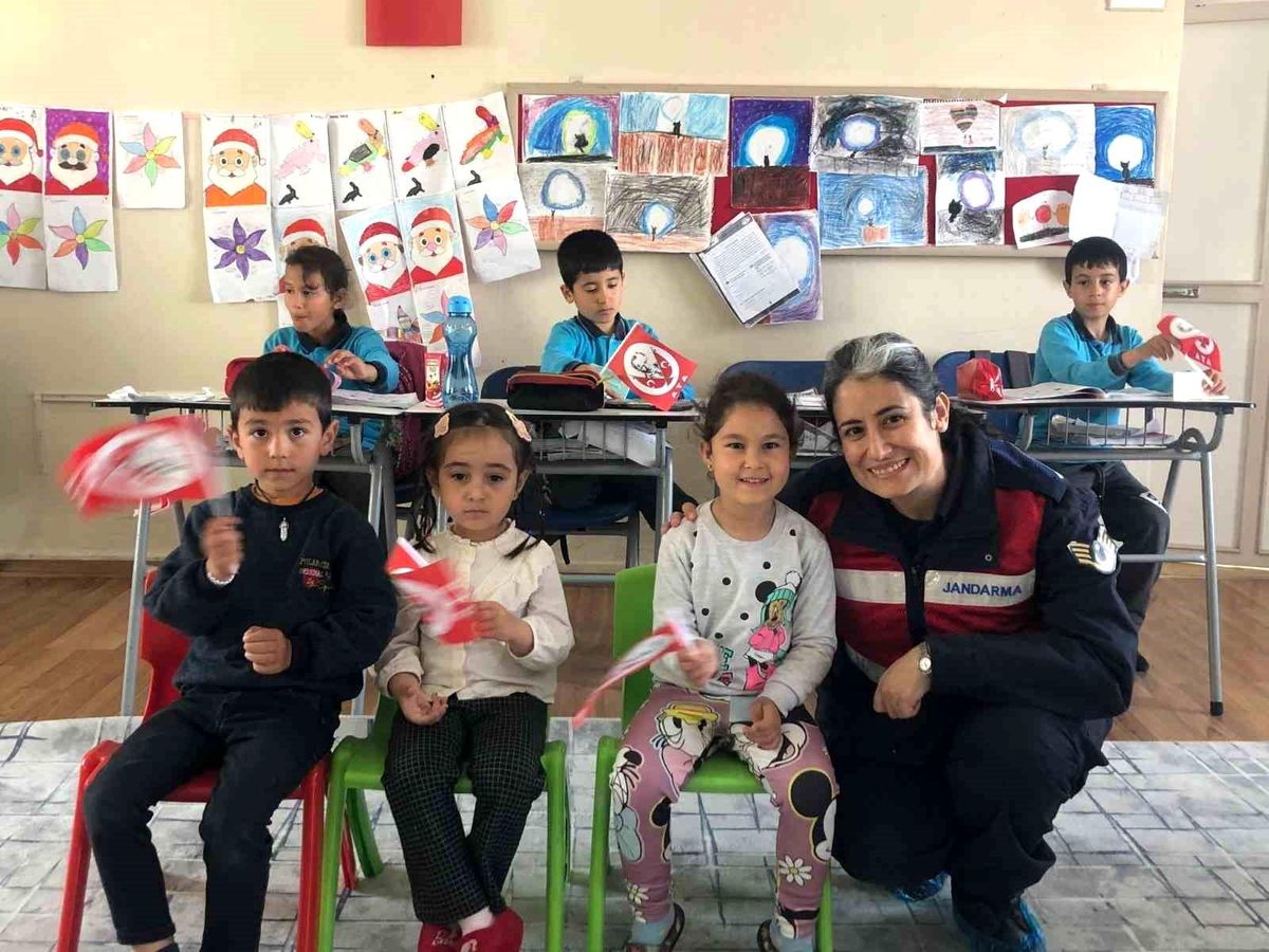 Söke İlçesinde Jandarma, Serçin Mahallesi\'ndeki Öğrencilere Tanıtım Yaptı