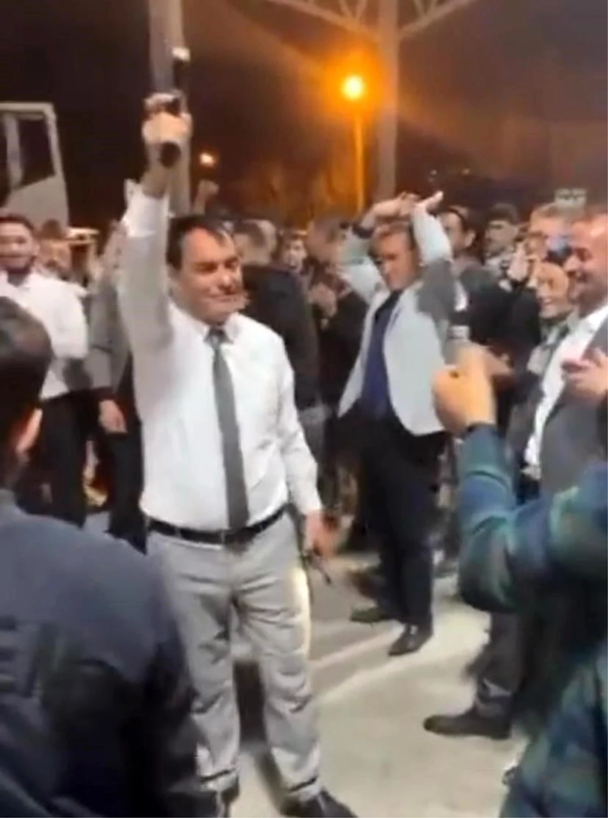 Isparta\'da Belediye Başkanı\'nın silahlı seçim kutlamasıyla ilgili soruşturma başlatıldı