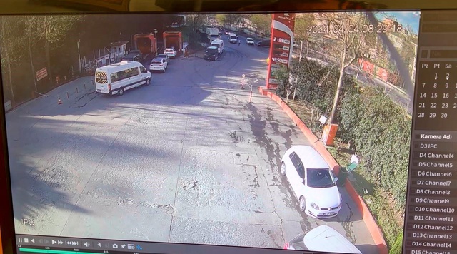 Çocuklar, el frenini indirdi, kayan araç kaza yaparak caddeye çıktı Çocuklar, el frenini indirdi, kayan araç kaza yaparak caddeye çıktı
