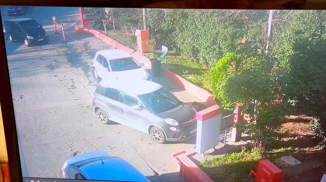 Çocuklar, el frenini indirdi, kayan araç kaza yaparak caddeye çıktı Çocuklar, el frenini indirdi, kayan araç kaza yaparak caddeye çıktı
