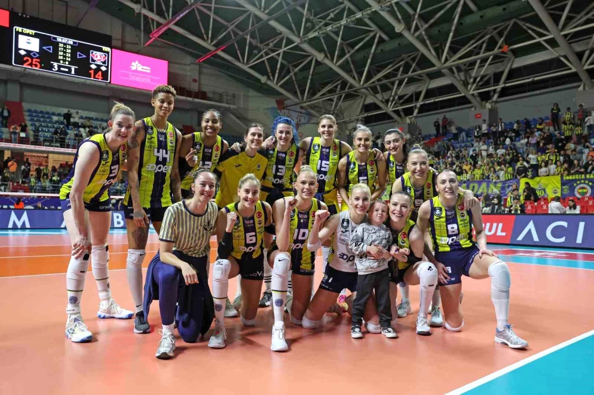 Fenerbahçe Opet Sultanlar Ligi play-off yarı finalinde THY\'yi mağlup ederek finale yükseldi