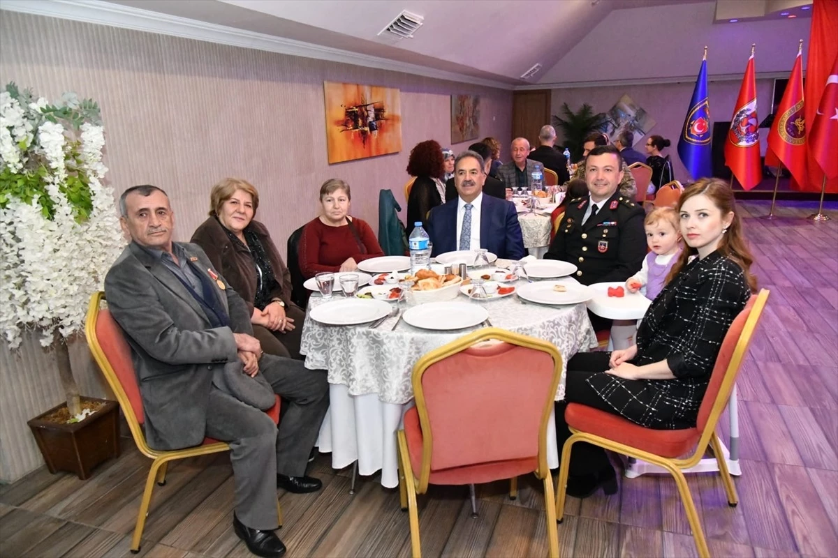 Tekirdağ Valisi Recep Soytürk, jandarma personeli, şehit aileleri ve gazilerle iftar yaptı