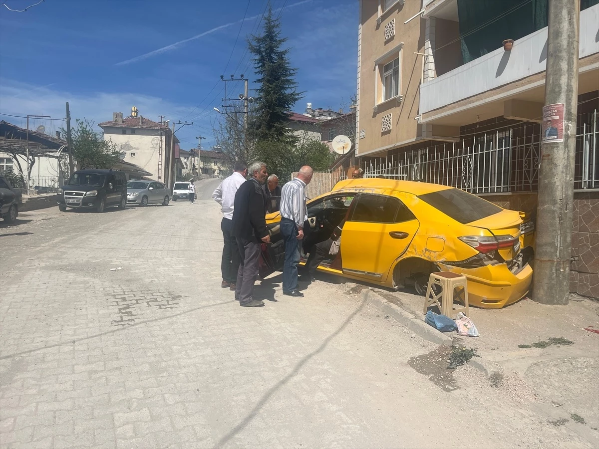 Tokat\'ın Niksar ilçesinde otomobil devrildi, 2 kişi yaralandı