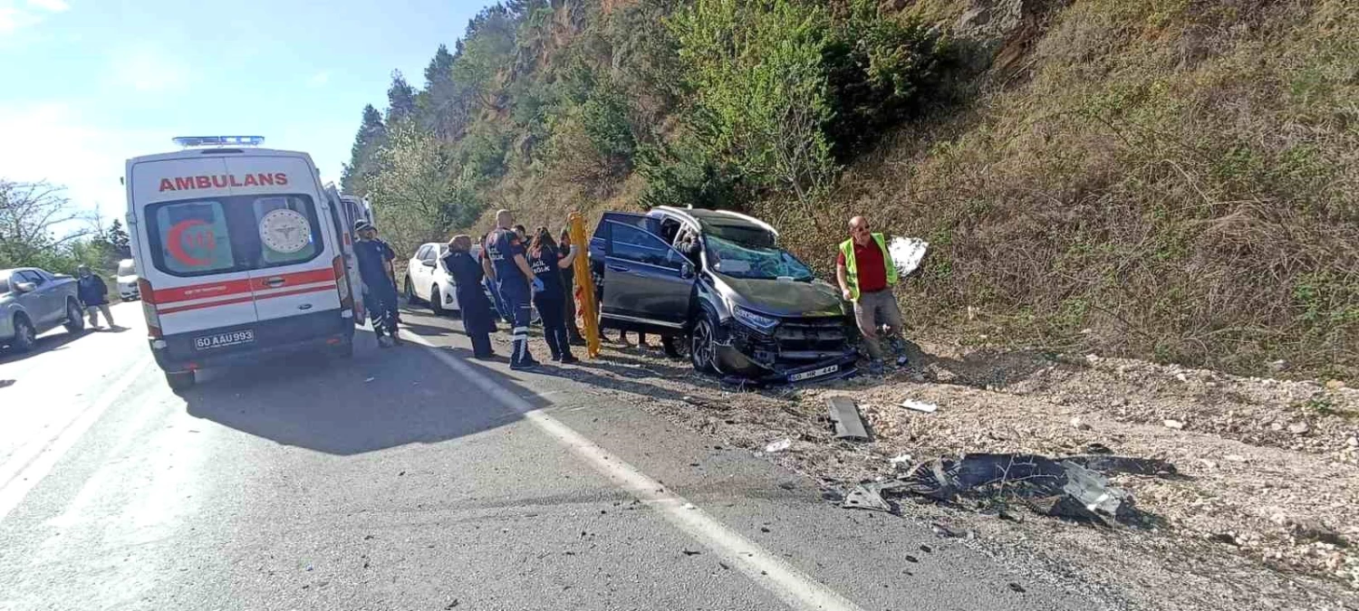 Tokat-Niksar karayolunda çekici ile otomobil çarpıştı: 1 yaralı