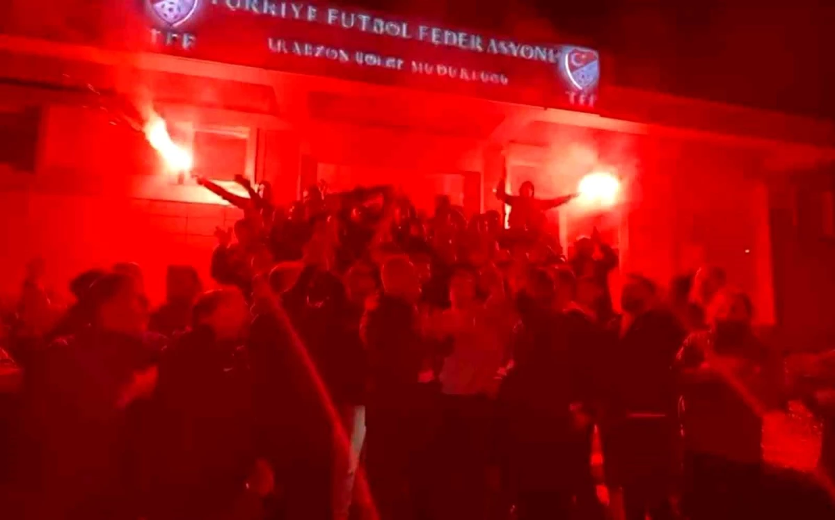 Trabzonspor Taraftarları TFF\'yi Protesto Ederek İstifa Çağrısı Yaptı