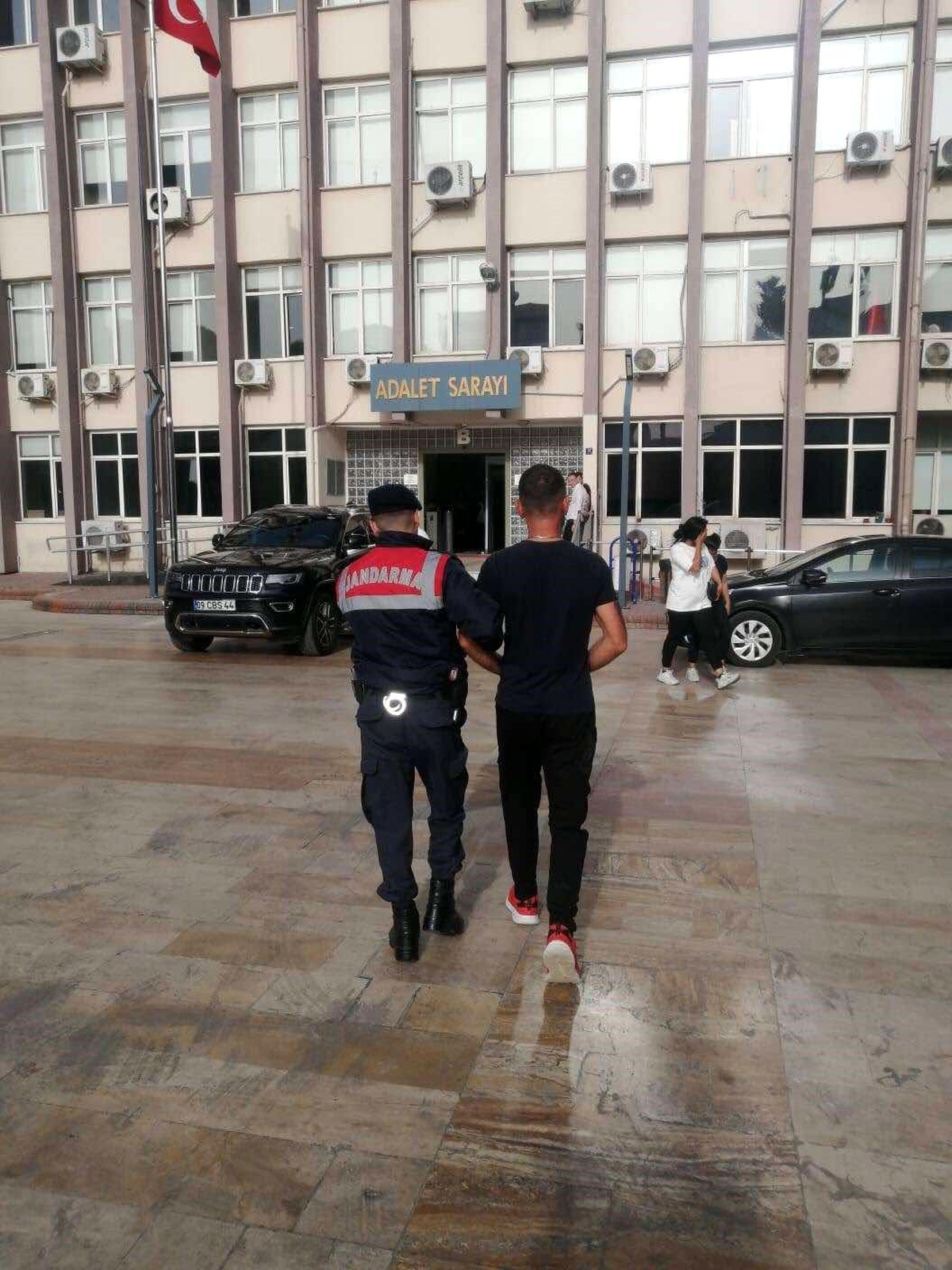 Aydın\'ın Koçarlı ilçesinde uyuşturucu suçundan aranan şüpheli yakalandı