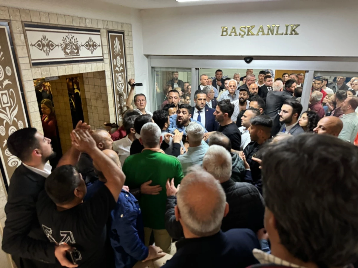 Zonguldak Belediyesi\'nde devir teslim töreni sonrası arbede