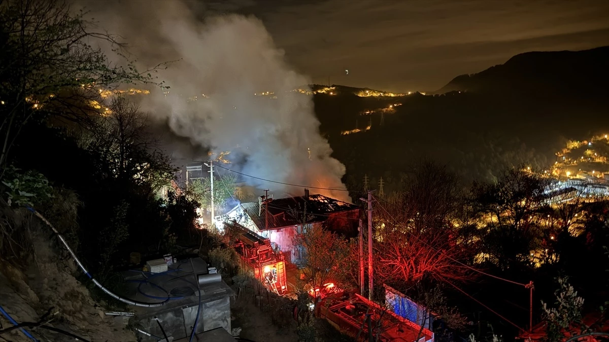 Zonguldak\'ta 3 katlı evde çıkan yangın sonucu 3 kişi hastaneye kaldırıldı