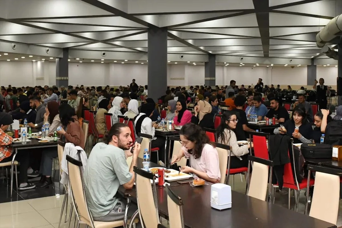 Adıyaman Üniversitesi Rektörü öğrencilerle iftar yaptı
