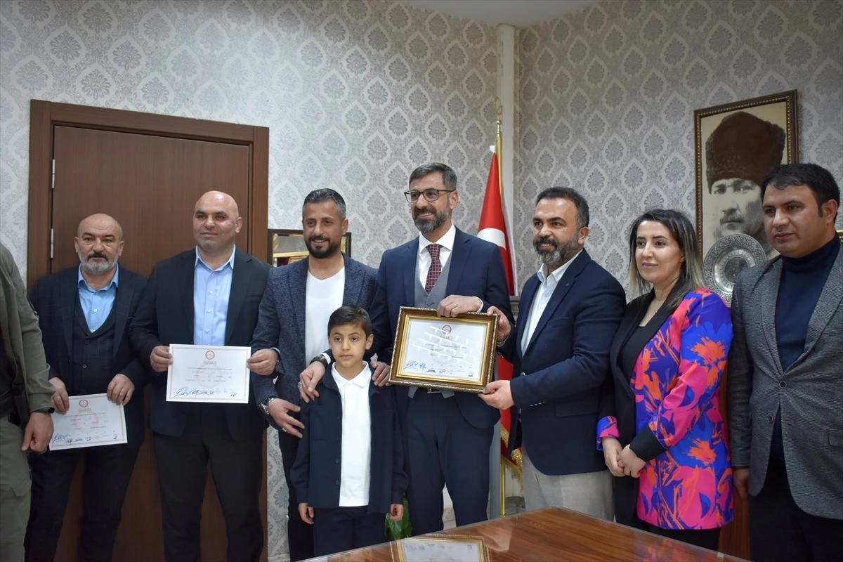 AK Parti\'den Bitlis Belediye Başkanı seçilen Nesrullah Tanğlay mazbatasını aldı