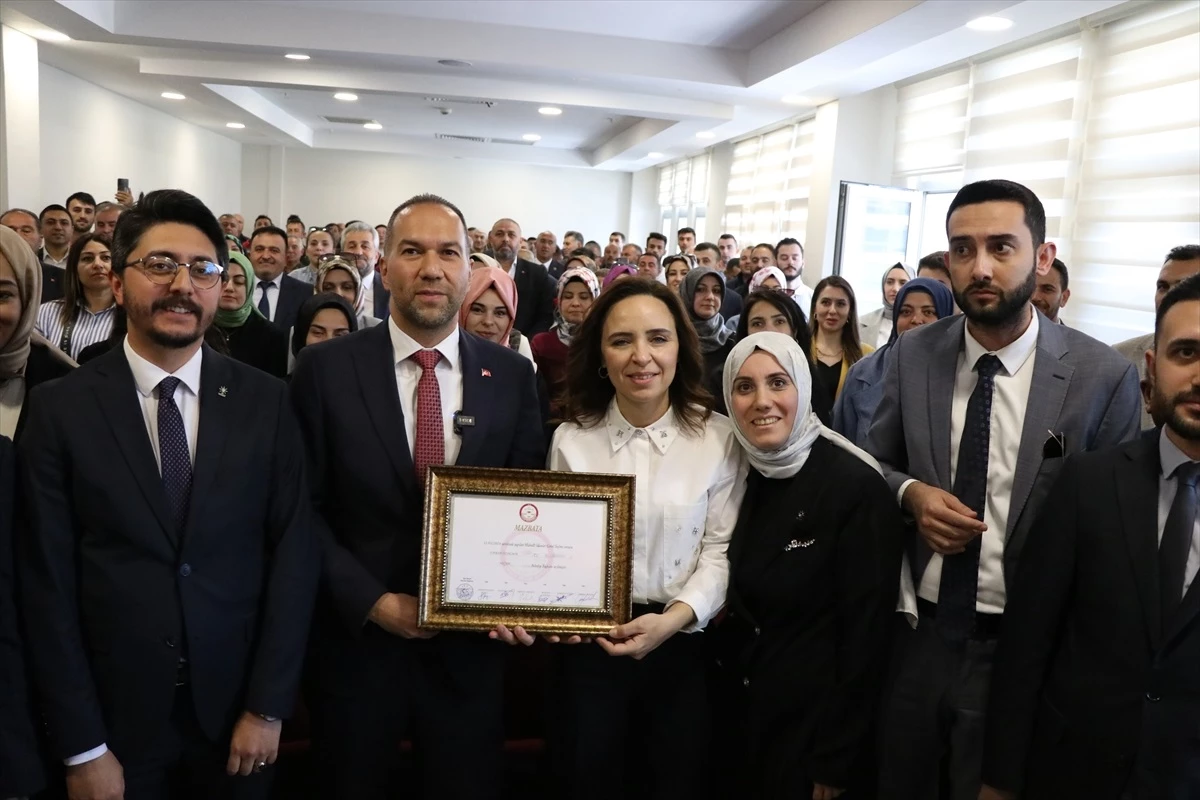AK Parti\'den Niğde Belediye Başkanı Emrah Özdemir mazbatasını aldı