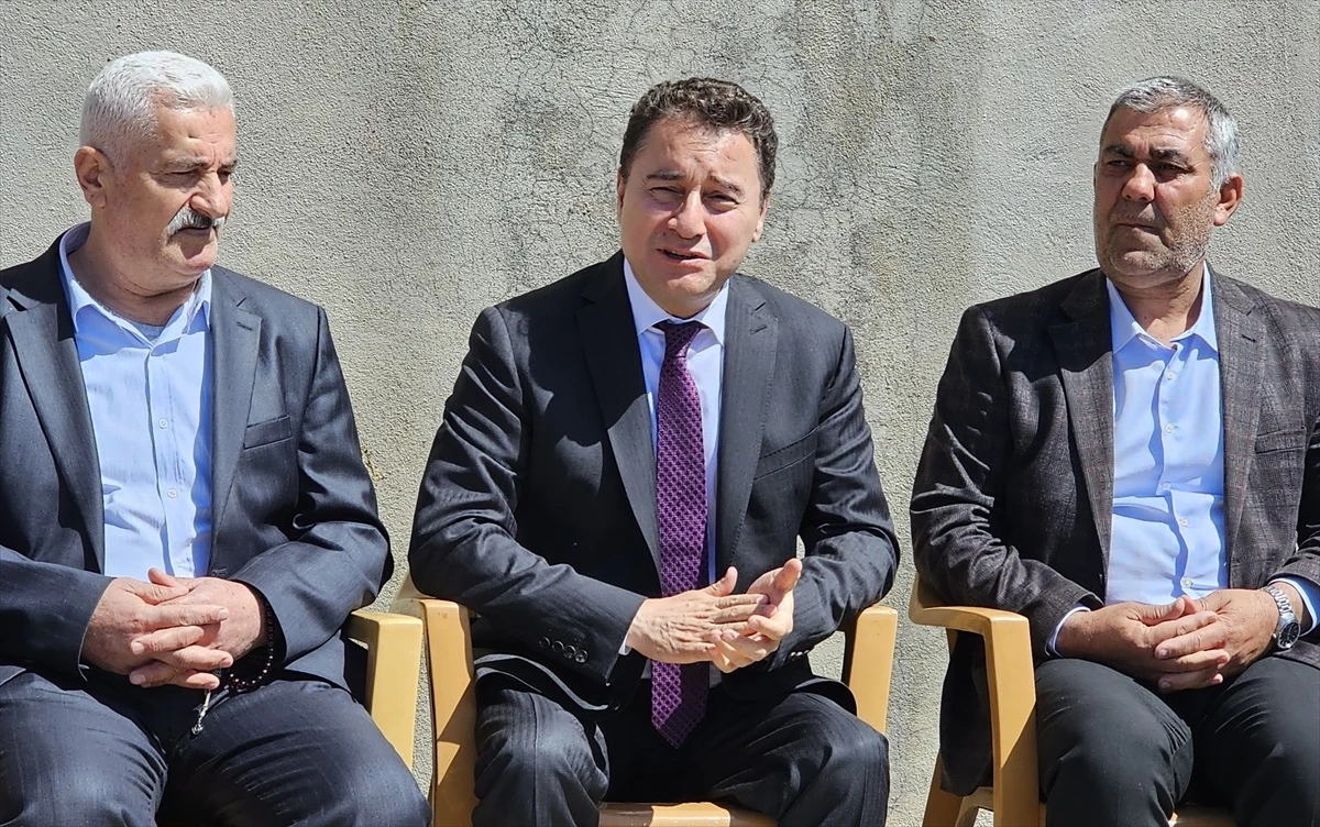 DEVA Partisi Genel Başkanı Ali Babacan, Pervari\'deki Silahlı Kavga Sonucu Hayatını Kaybeden Ailenin Yanında