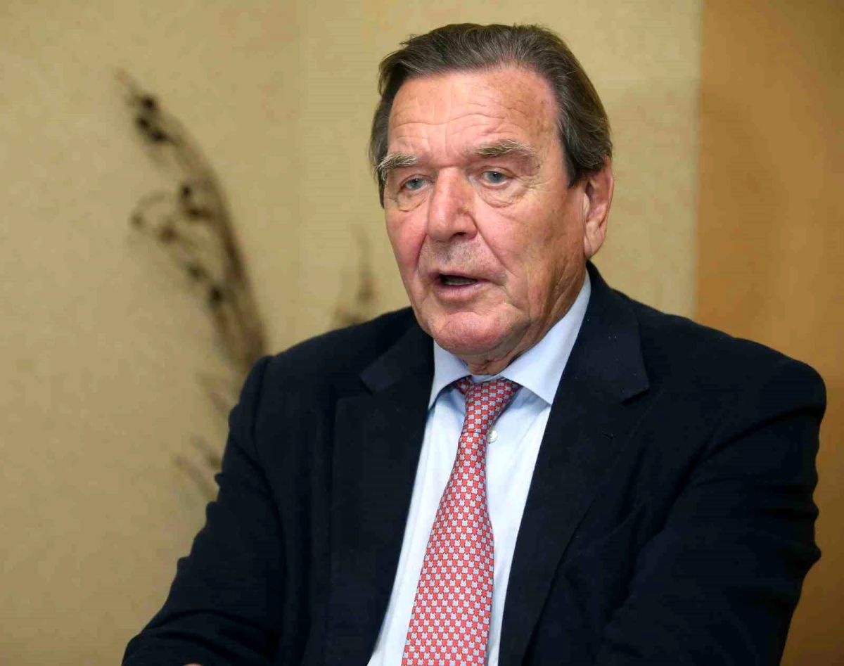 Almanya\'nın eski Başbakanı Gerhard Schröder, SPD\'yi eleştirdi