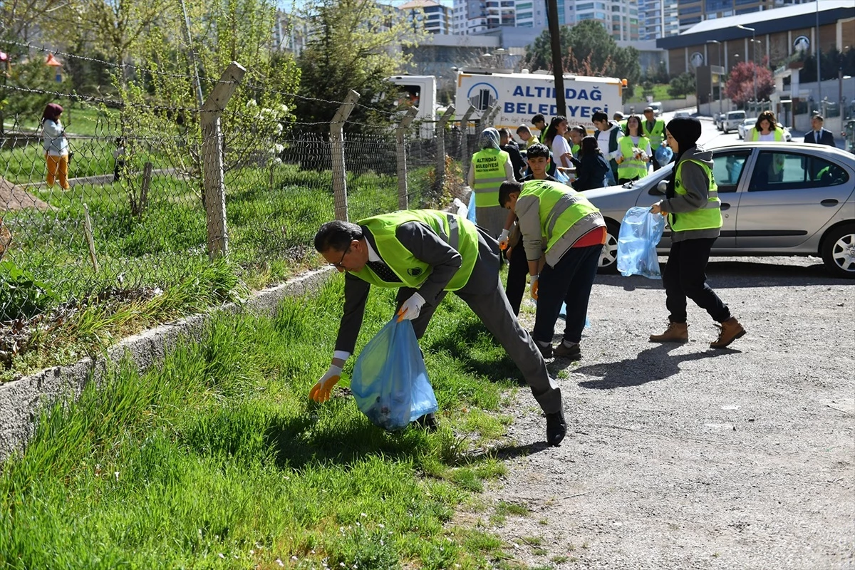 Altındağ Belediye Başkanı Veysel Tiryaki, gençler ve vatandaşlarla temizlik çalışmasına katıldı