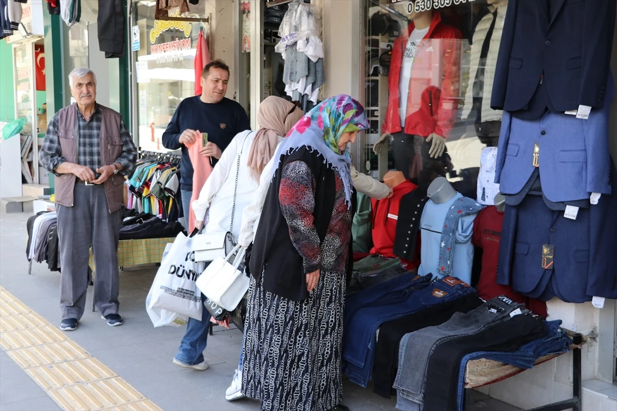 Amasya\'da Ramazan Bayramı öncesi esnafın tezgahlarını süsleyen kıyafetlere vatandaşlar ilgi gösteriyor