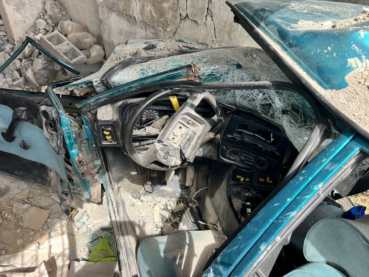 Alanya\'da metruk binaya çarpan otomobilin sürücüsü ağır yaralandı