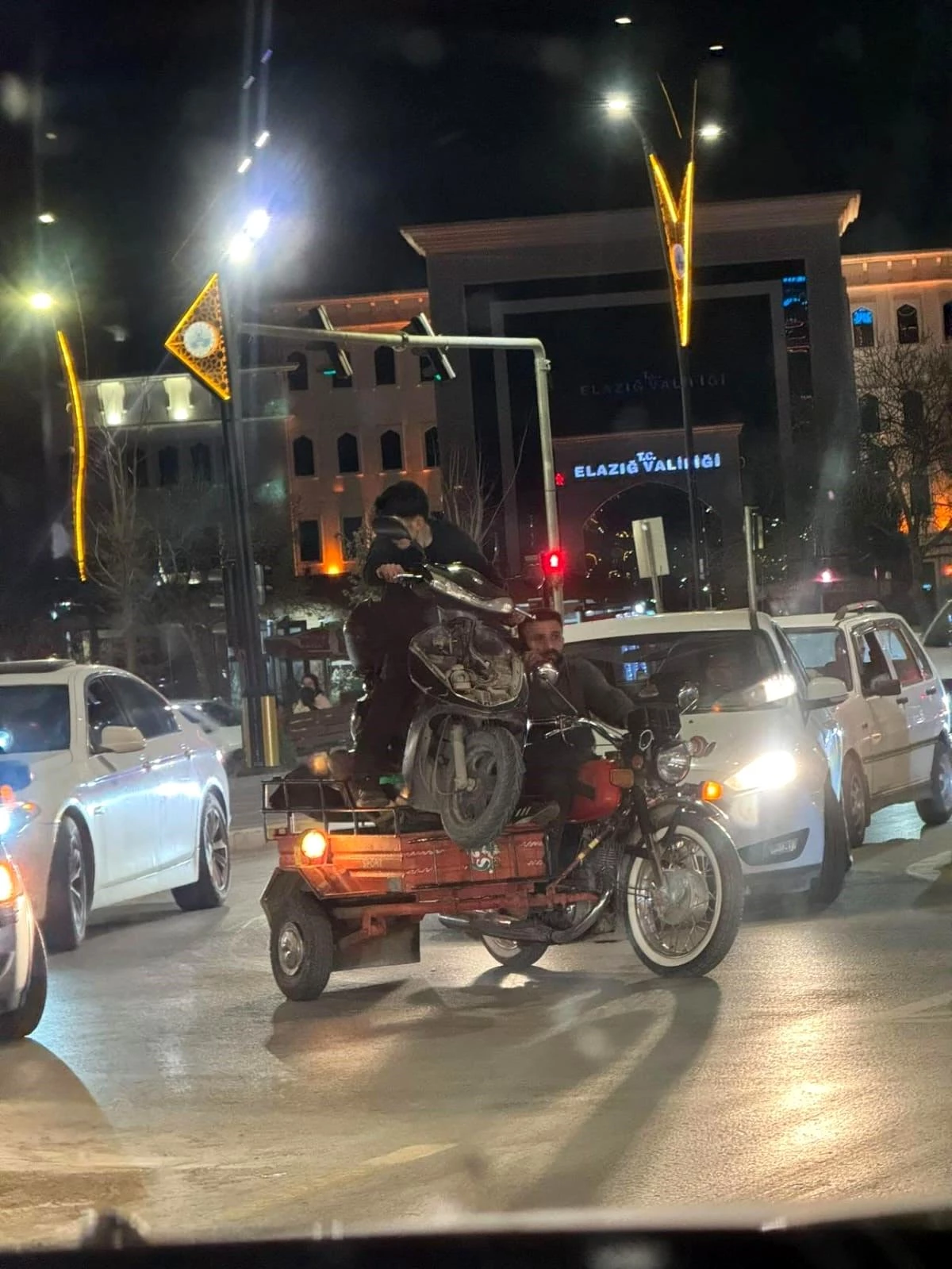 Elazığ\'da arızalanan motosiklet başka bir motosiklet ile taşındı