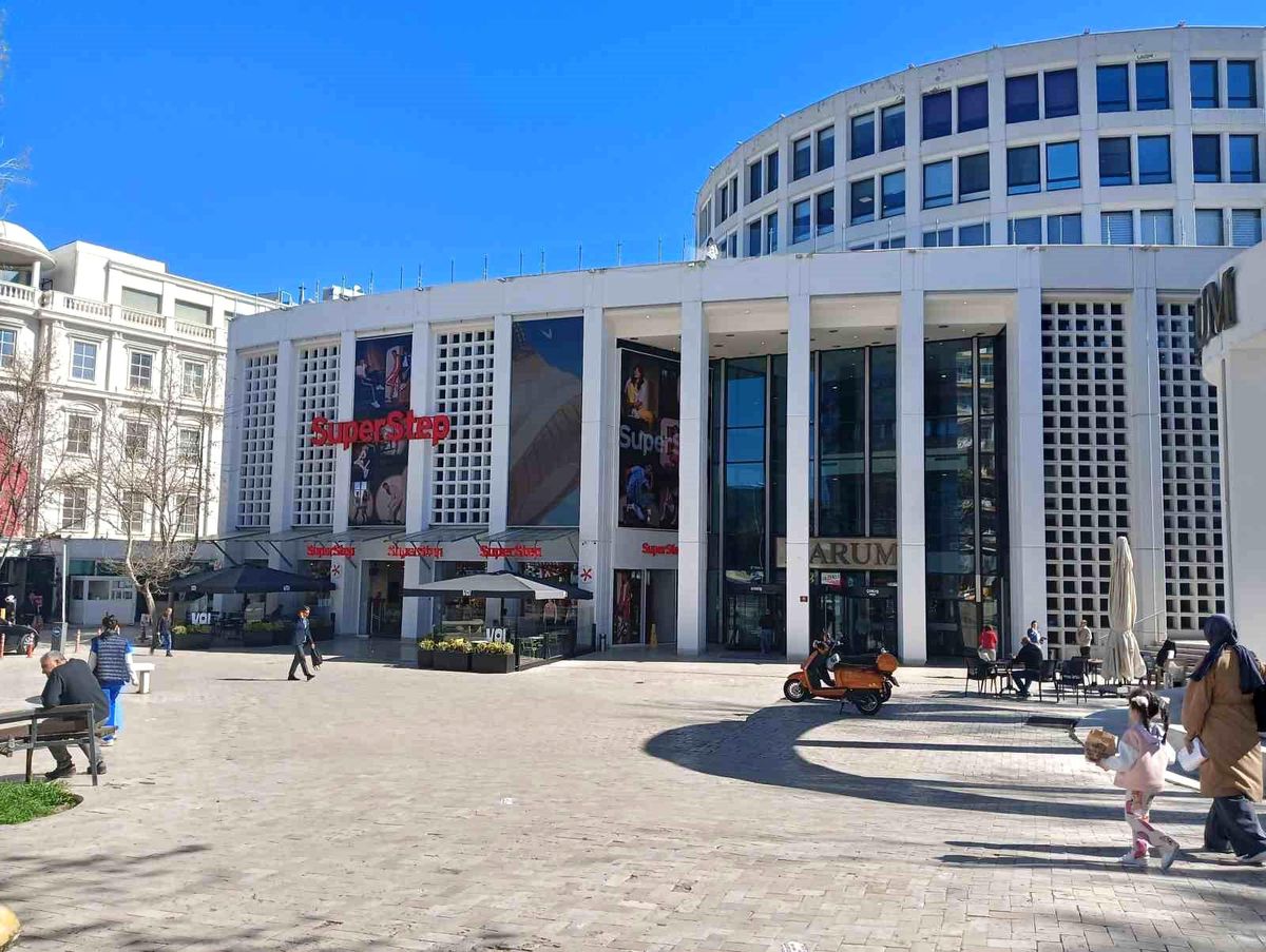 Ankara\'da bir AVM\'de çalışan temizlik görevlisi düştü