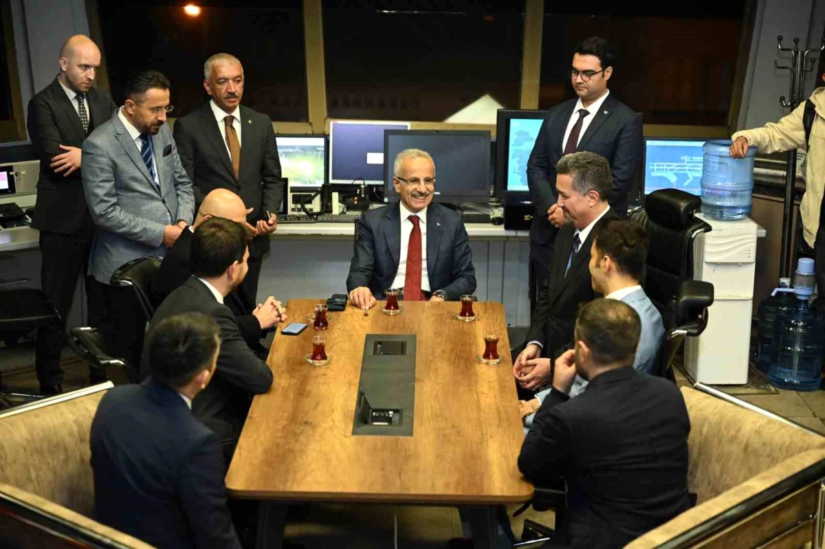 Ulaştırma Bakanı Uraloğlu, Esenboğa Havalimanı\'nda işçilerle iftar açtı