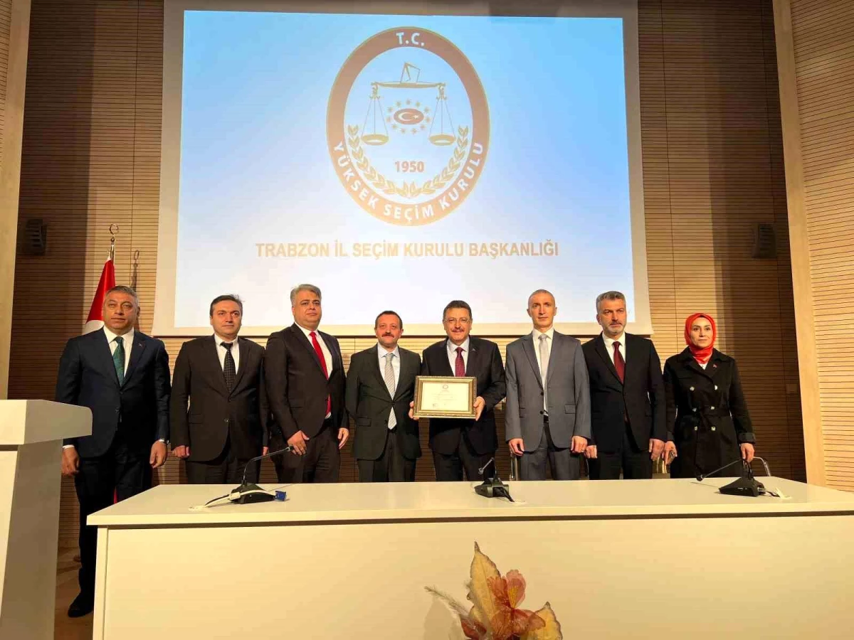 Trabzon Büyükşehir Belediye Başkanı Ahmet Metin Genç mazbatasını aldı