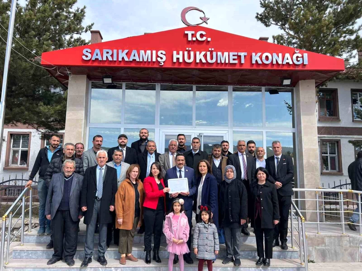 Sarıkamış Belediye Başkanı Serdar Kılıç mazbatasını aldı
