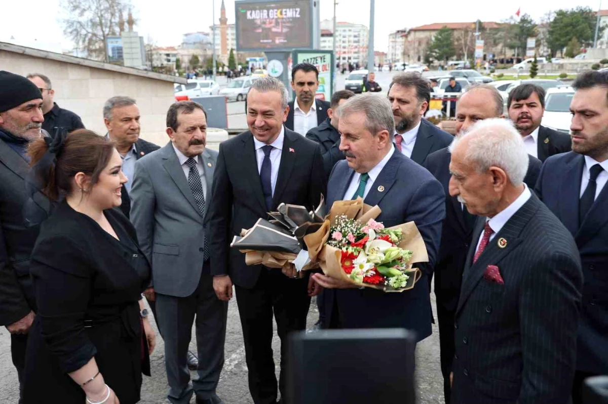 BBP Genel Başkanı Mustafa Destici, Sivas Belediyesi\'ni ziyaret etti