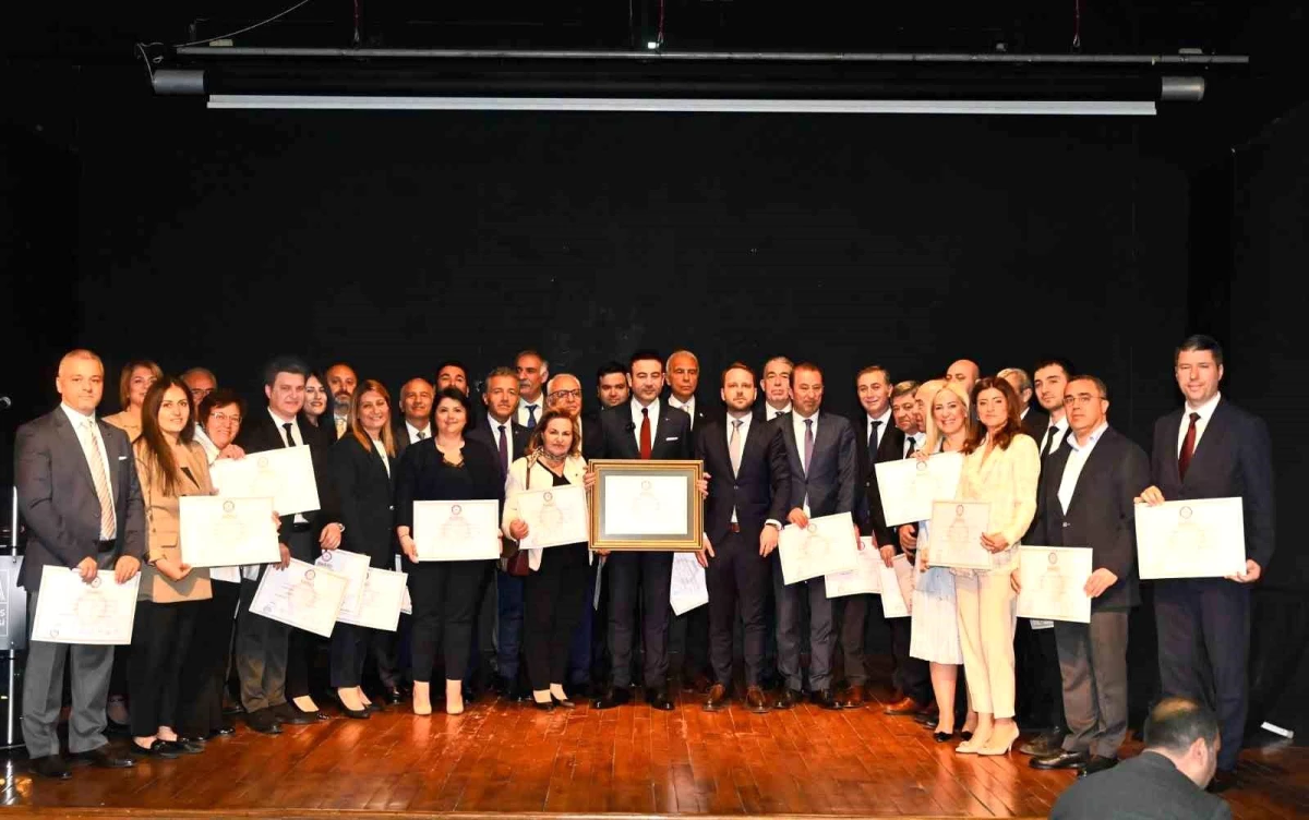 Rıza Akpolat Beşiktaş Belediye Başkanı olarak mazbatasını aldı