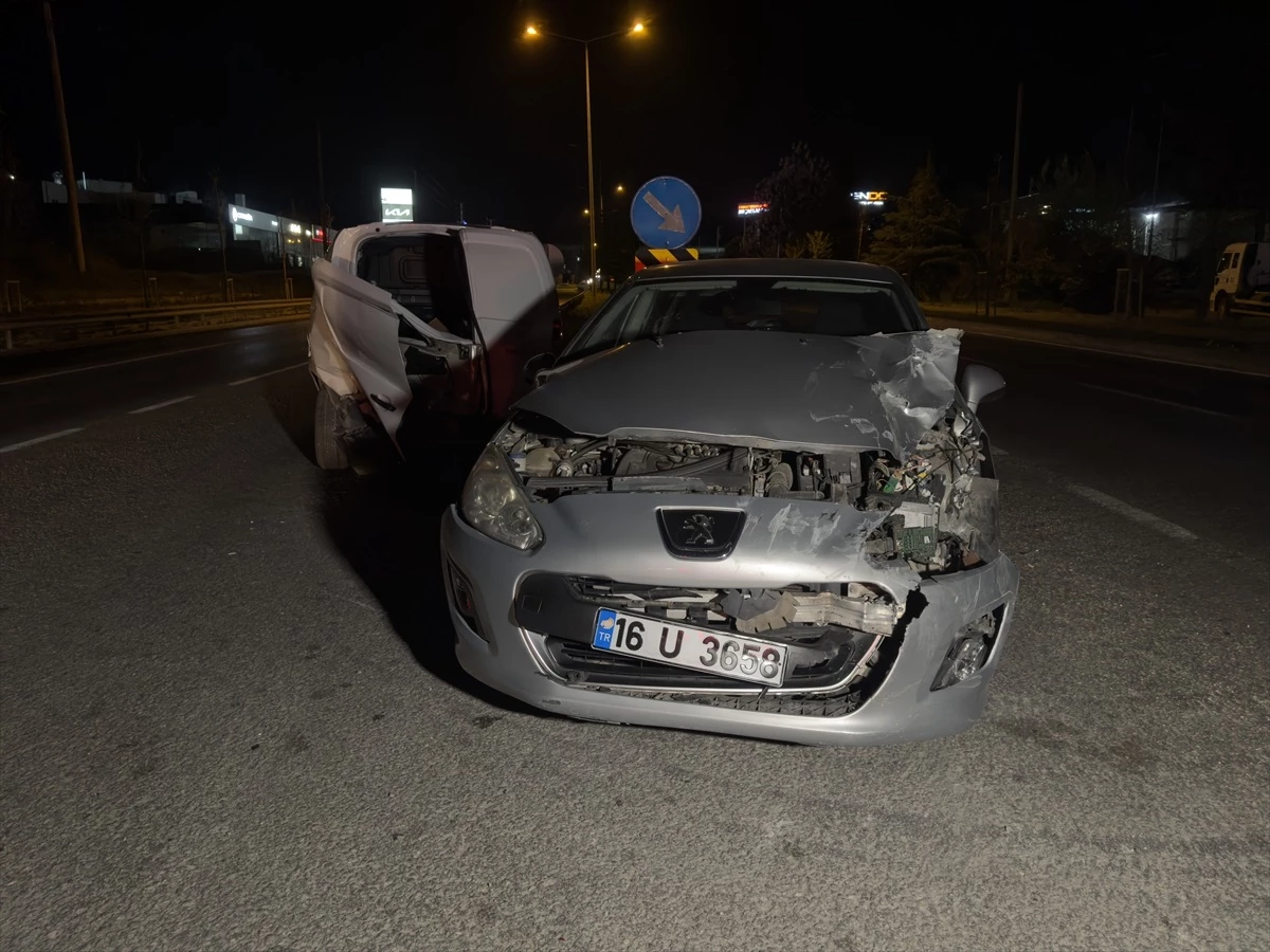 Bursa\'da otomobil ile hafif ticari araç çarpışması: 9 yaralı