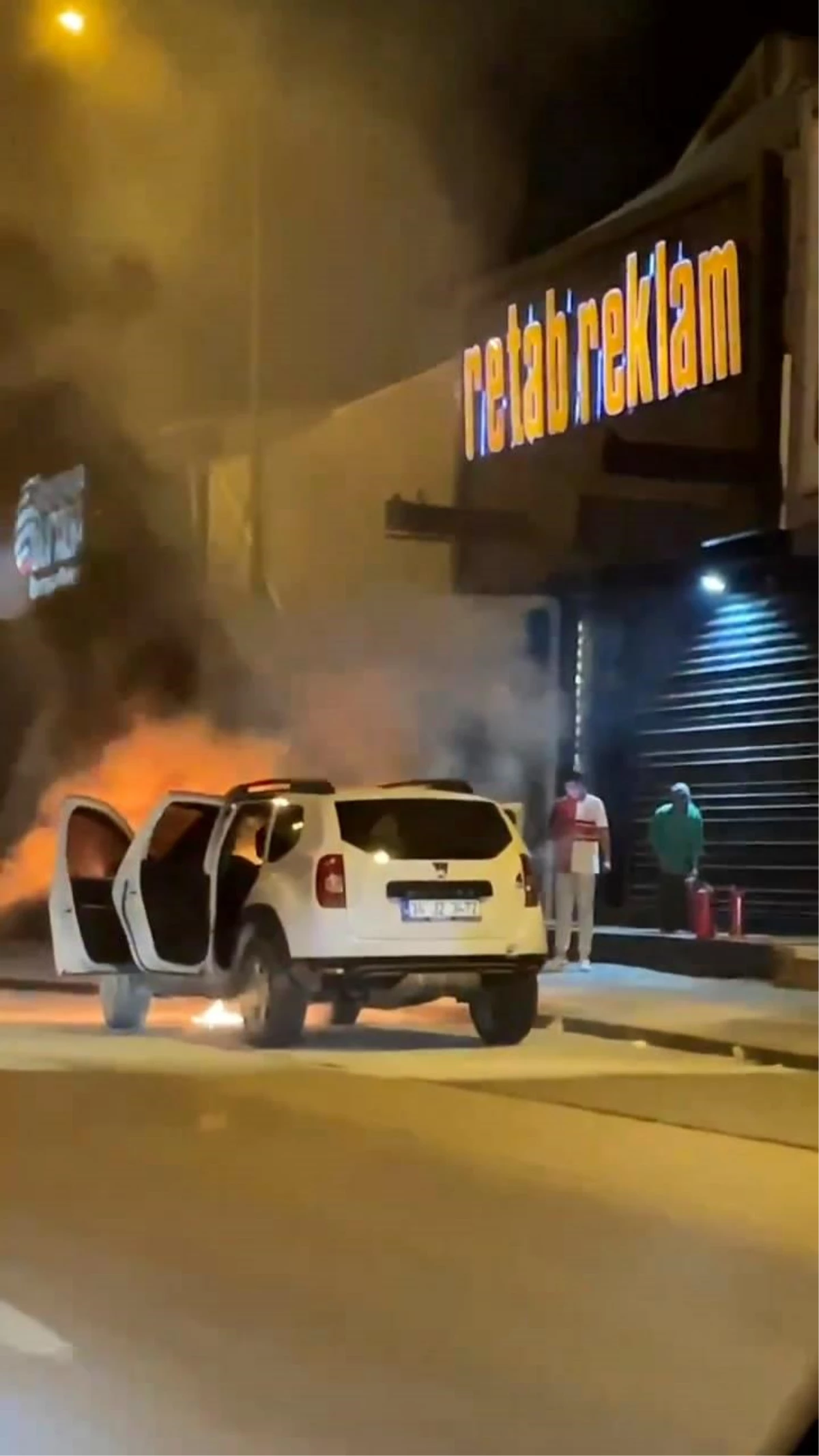 Bursa\'da seyir halindeki otomobil alev alev yandı