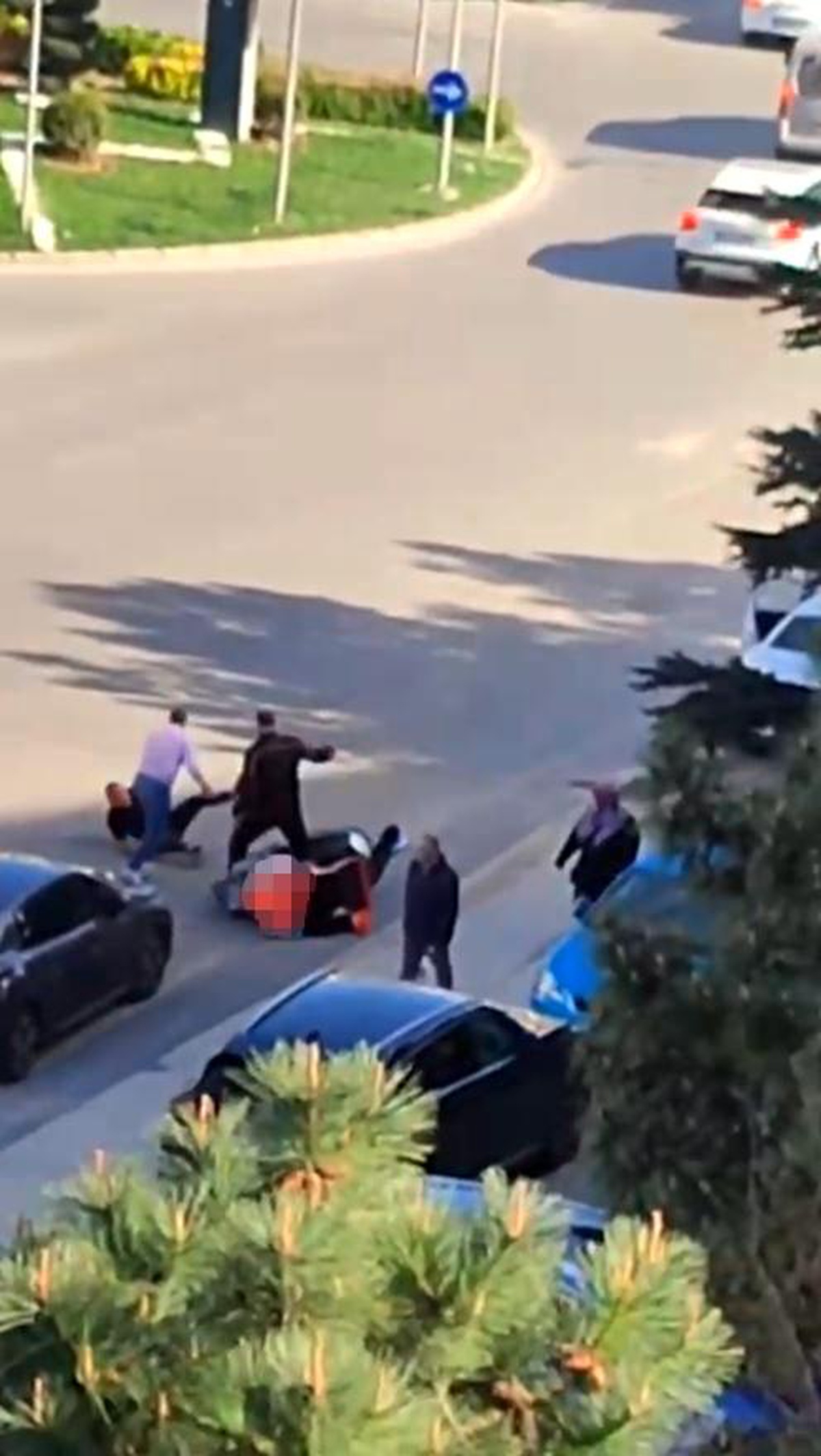 Büyükçekmece\'de Otomobil ve Motosiklet Sürücüleri Arasında Yol Tartışması Kavgaya Dönüştü