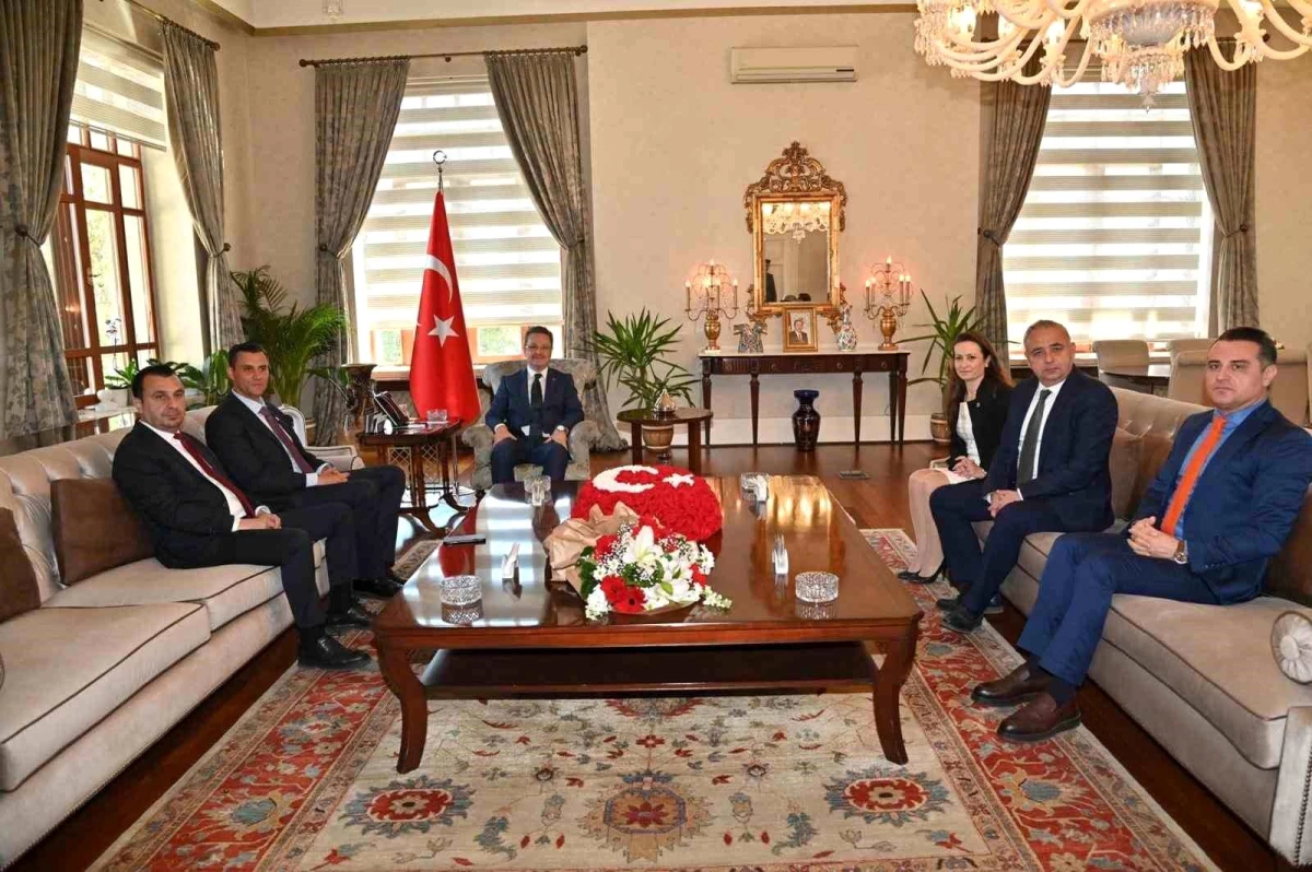 Manisa Büyükşehir Belediye Başkanı Ferdi Zeyrek, Vali Enver Ünlü\'yü ziyaret etti