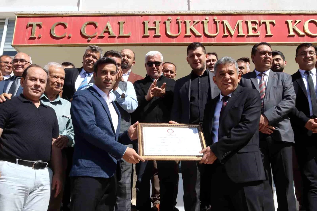 Denizli\'nin Çal ilçesinde Belediye Başkanı Ahmet Hakan mazbatasını aldı