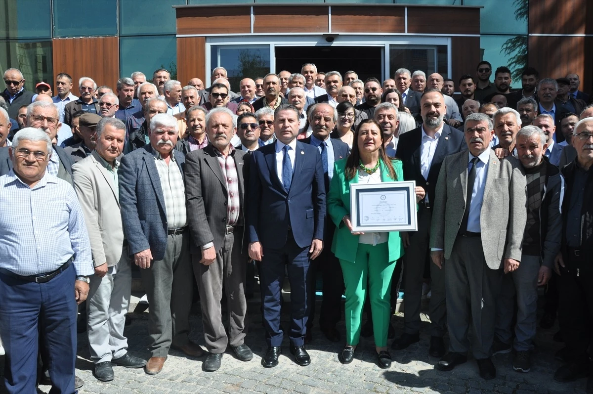 CHP\'li Zehra Özyol, Gümüşhacıköy Belediye Başkanı olarak mazbatasını aldı