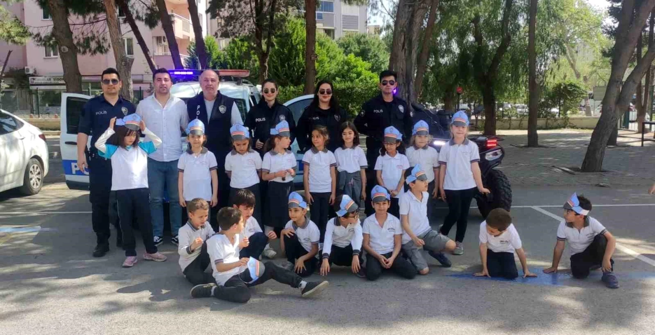İzmir\'de Polis Ekipleri İlkokul Öğrencilerine Mesleği Tanıttı