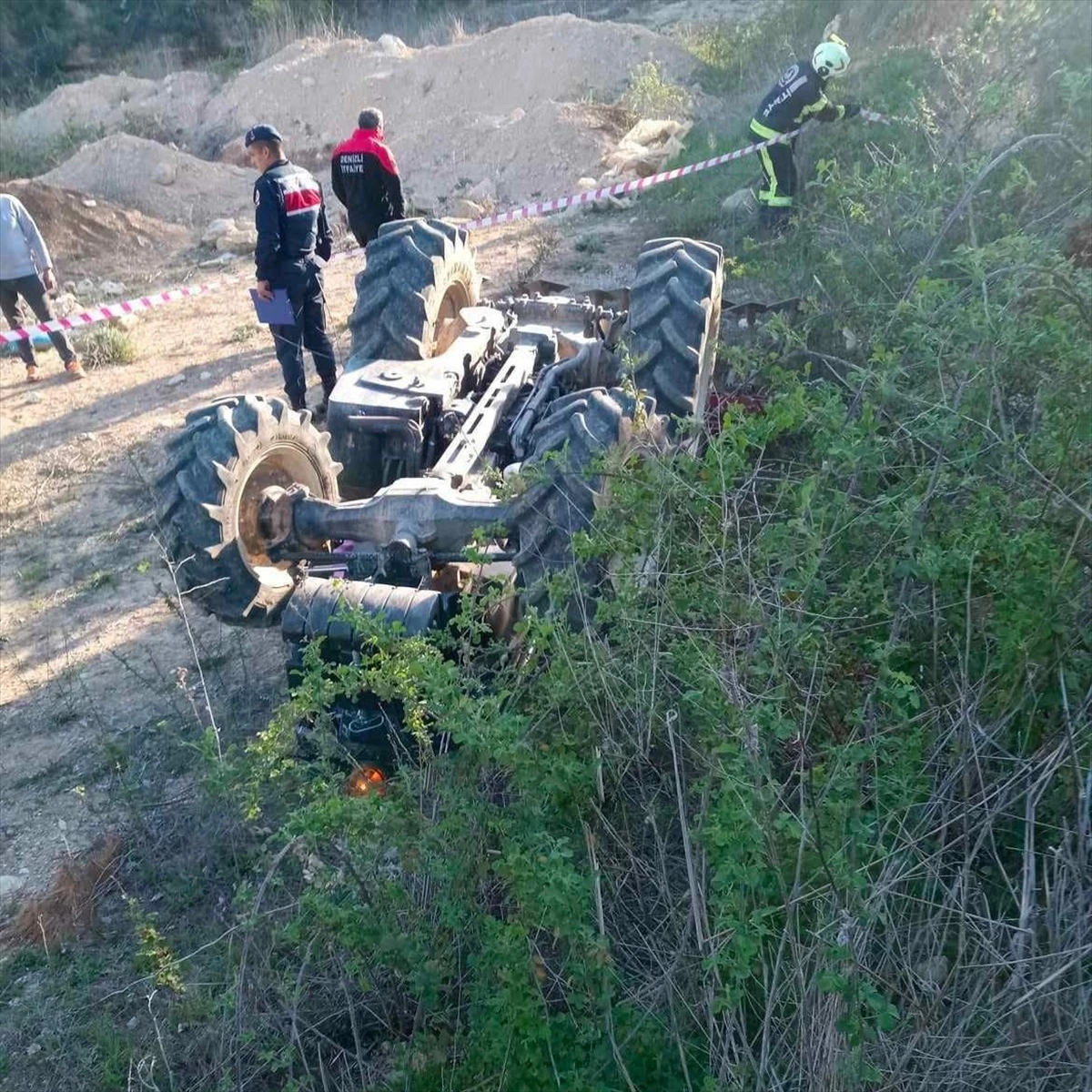 Denizli\'de traktör şarampole devrildi, sürücü hayatını kaybetti