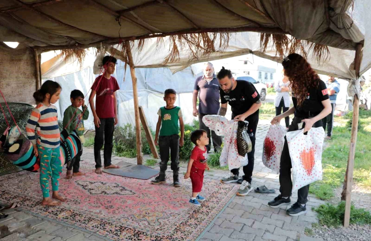 Adana\'da Dezavantajlı Bölgedeki Çocuklara Bayramlık Kıyafet Dağıtıldı