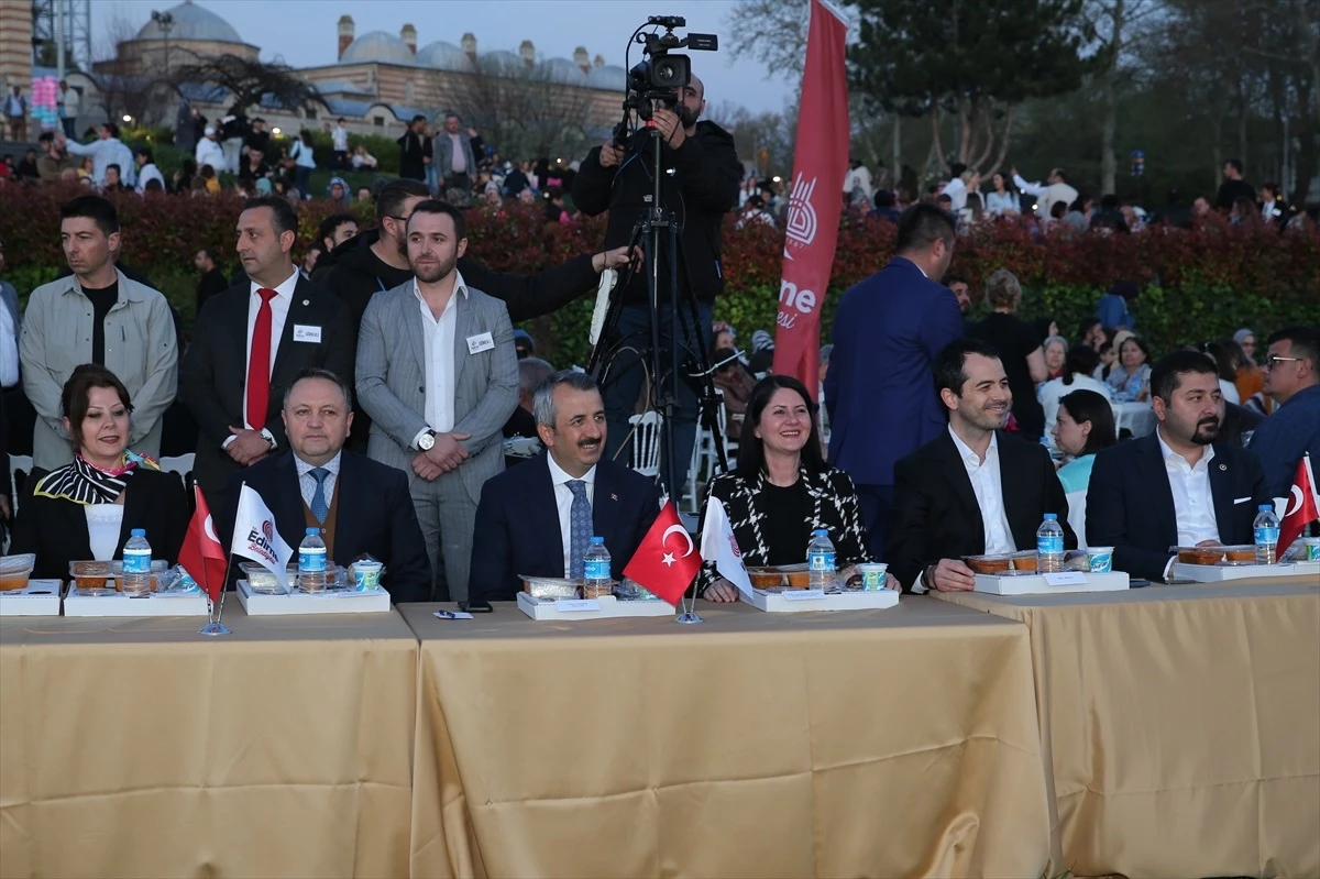 Edirne Belediyesi tarafından Selimiye Meydanı\'nda düzenlenen iftar programı