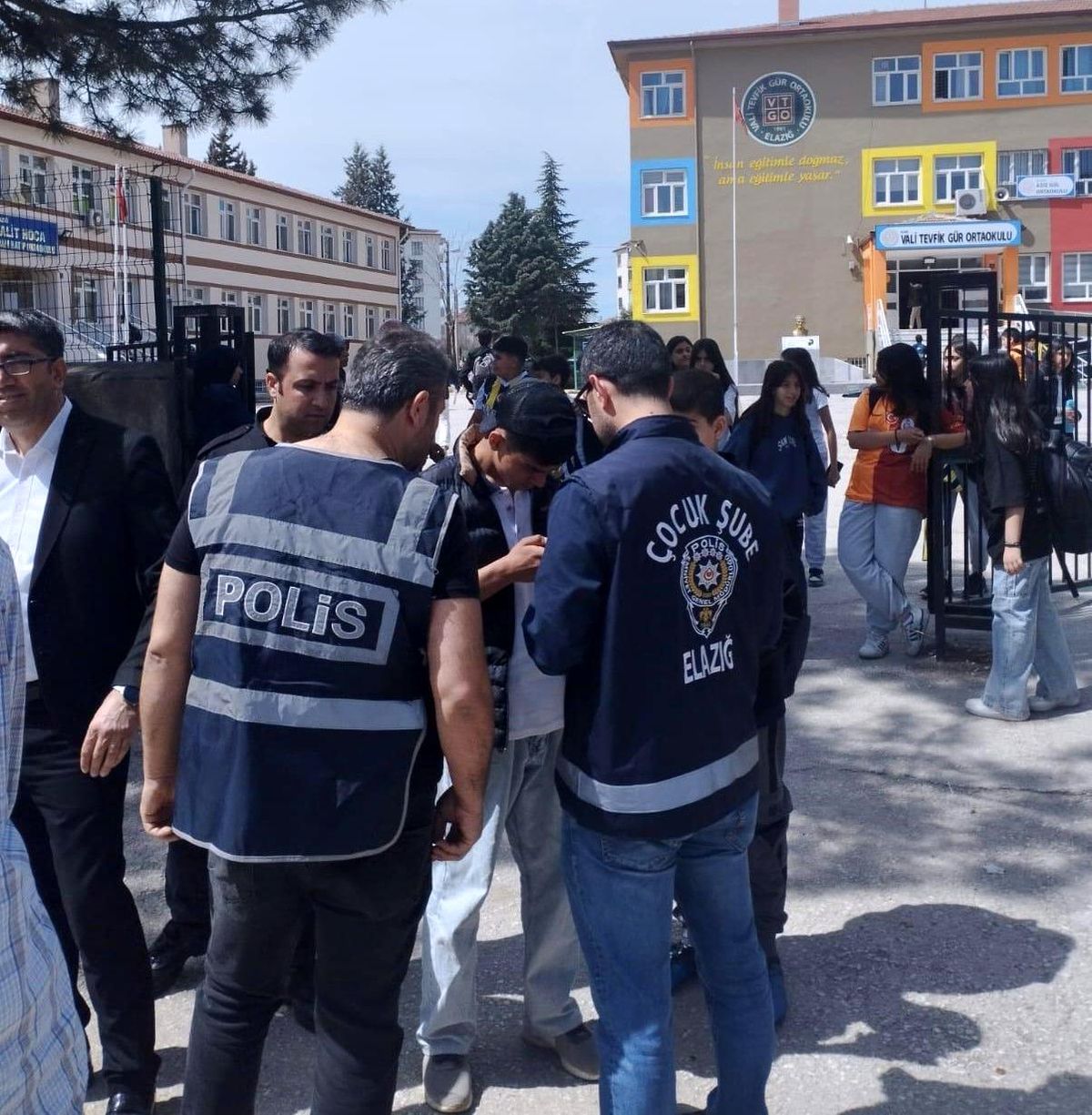 Elazığ İl Emniyet Müdürlüğü Çocuk Şube Müdürlüğü okul önü denetimlerine devam ediyor
