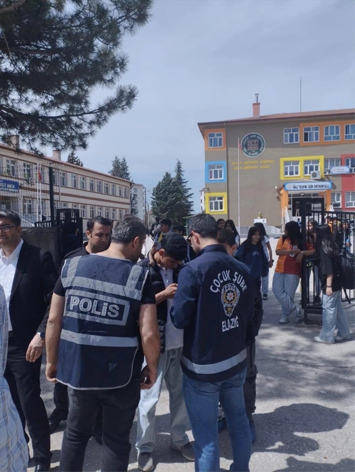 Elazığ\'da Polis Ekipleri Okul Çevresinde Denetim Gerçekleştirdi