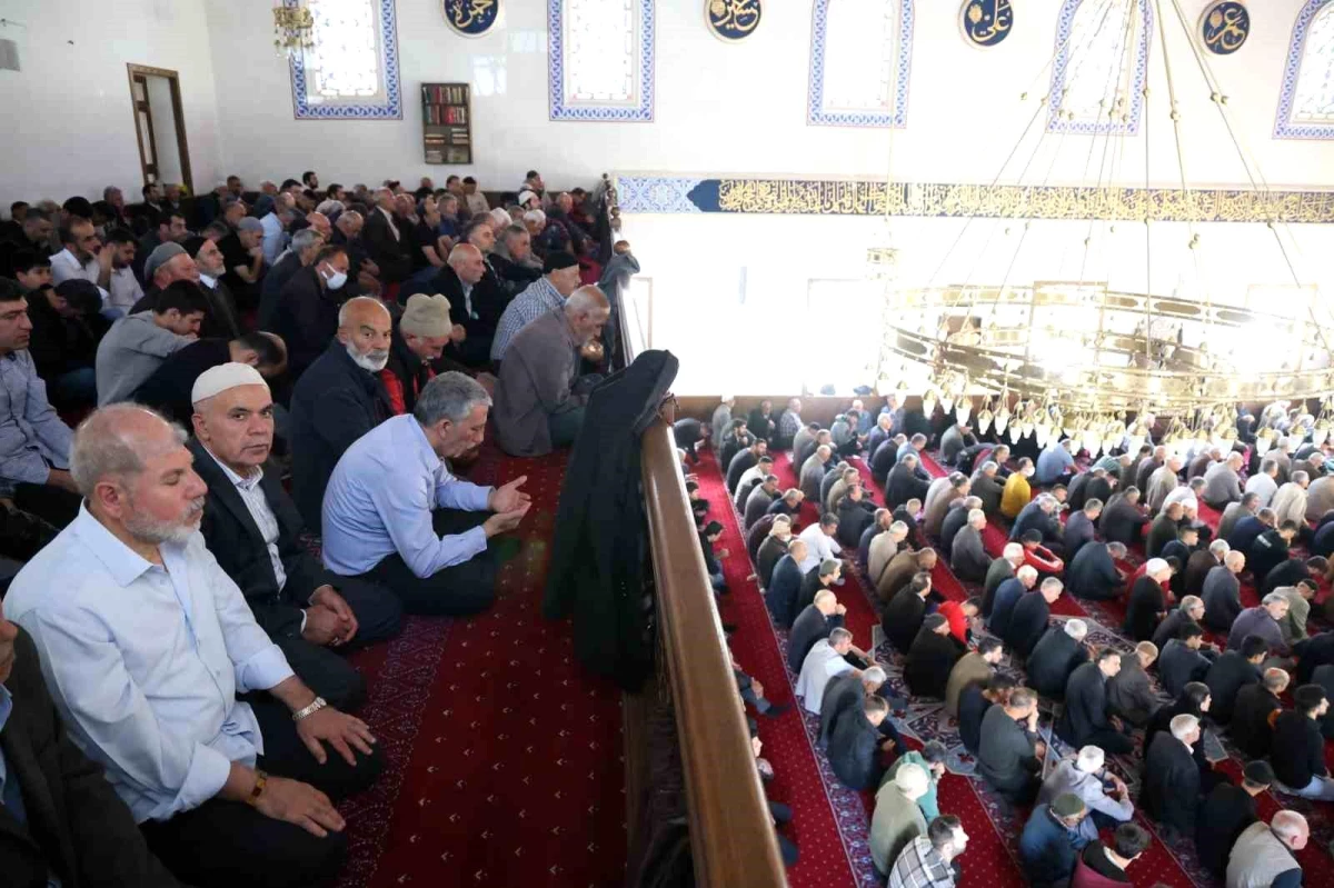 Elazığ\'da Ramazan ayının son cuma namazı yoğun katılımla kılındı