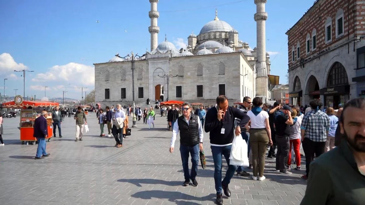 Eminönü\'nde Ramazan Bayramı öncesi alışveriş hareketliliği