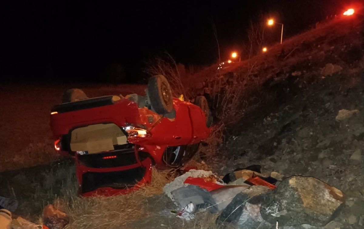 Erzincan\'da Otomobil Şarampole Devrildi: 7 Yaralı