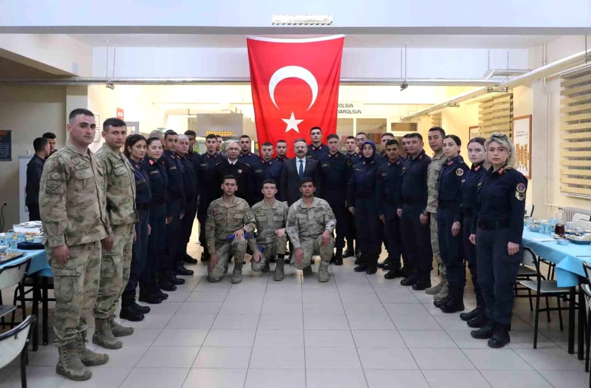 Eskişehir Valisi Hüseyin Aksoy, İl Jandarma Komutanlığı\'na bağlı ekipler ile iftar yemeğinde bir araya geldi