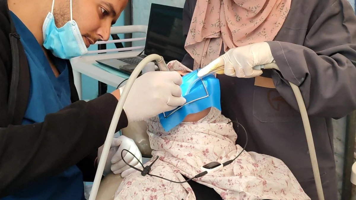 Gazze Şeridi\'nde İsrail saldırısı sonucu muayenehanesi kullanılamaz hale gelen Filistinli diş hekimi, hastaları çadırda tedavi ediyor