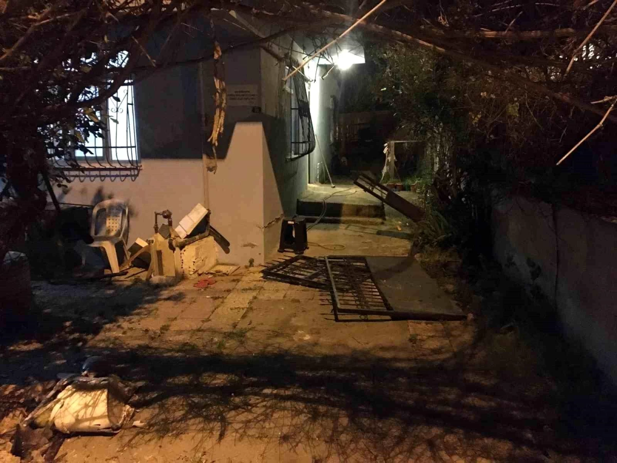 Kocaeli\'de Gaz Pedalı Takılan Otomobil Ev Kapsına Çarptı