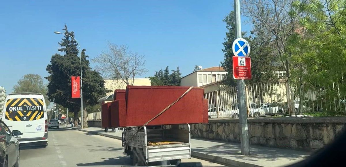 Gaziantep\'te hafif ticari aracın üstüne yüklenen çekyatlar trafiği tehlikeye attı