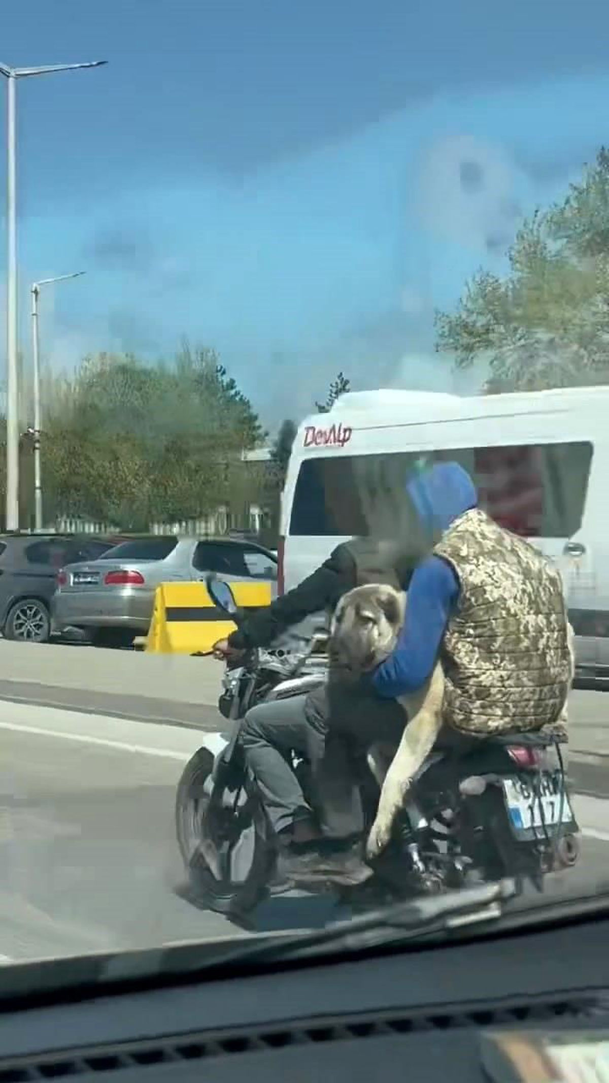 Bursa\'da Motosikletli Şahıslar Köpeği Kucaklarında Trafikte Seyrederken Görüntülendi